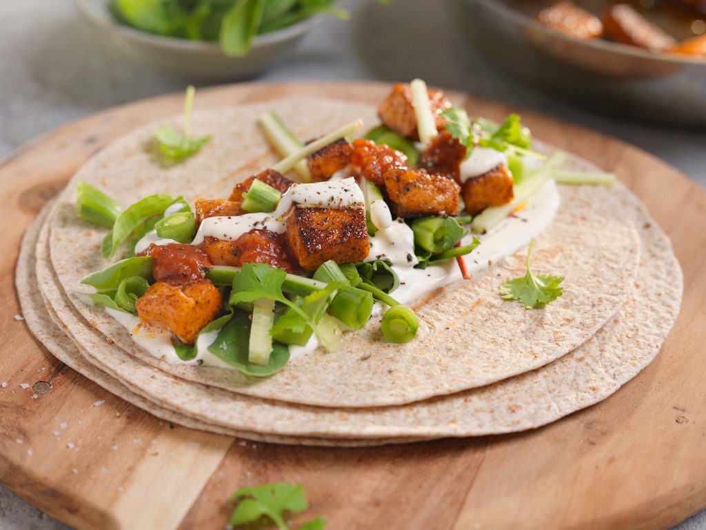 Lakseburrito med agurk, rømme og sukkererter