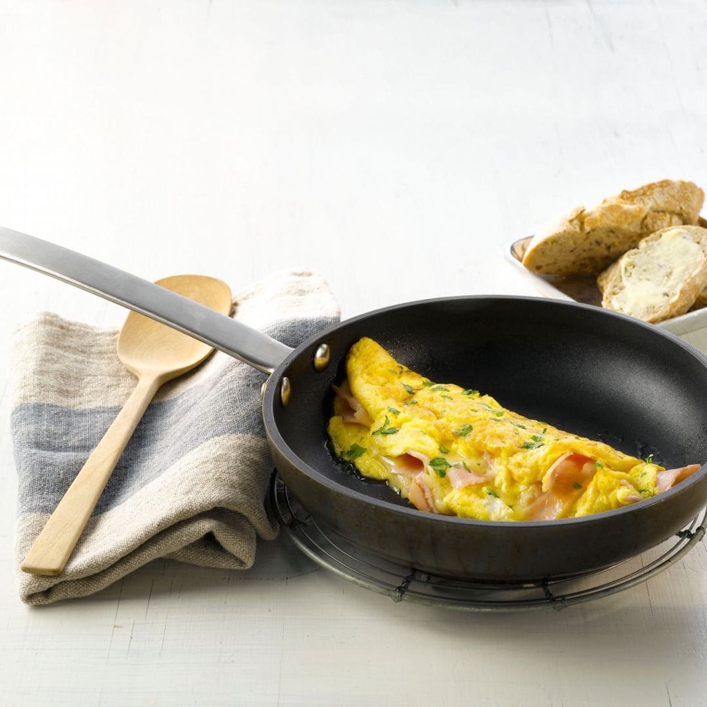 Omelett med ost og skinke