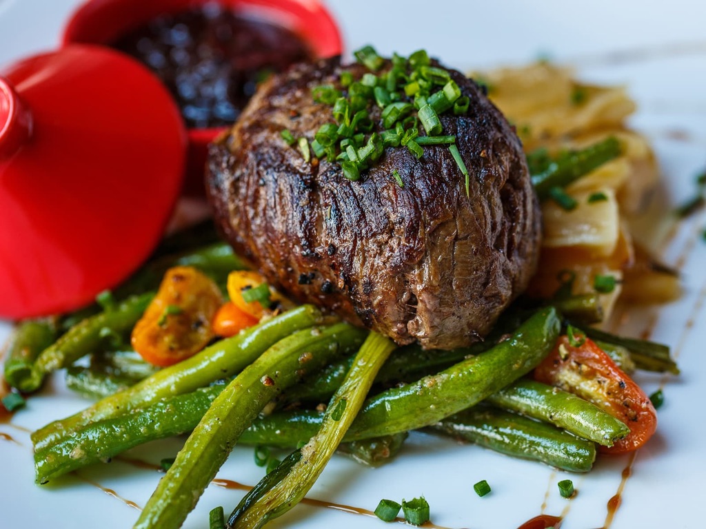 Indrefilet av okse med aspargesbønner og rødvinsaus
