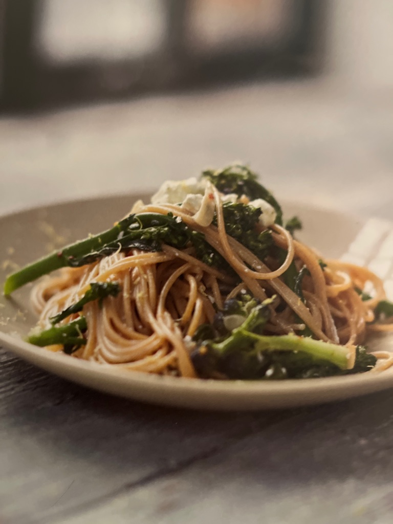 Fullkornsspaghetti med brokkolini, chili og sitron