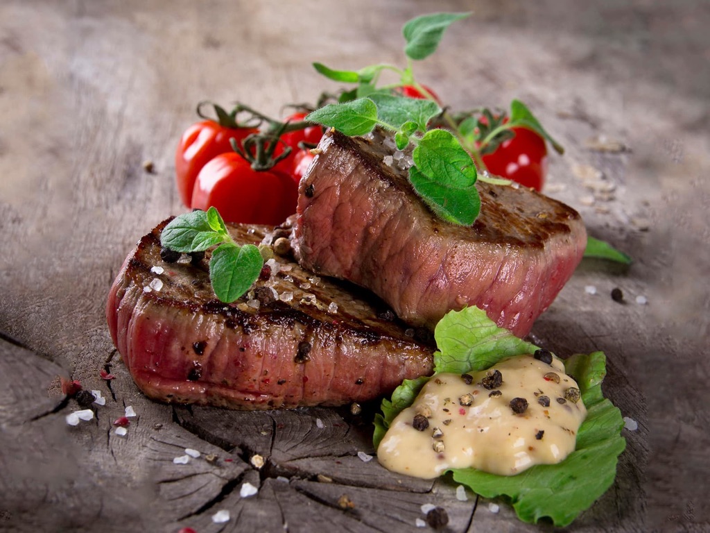 Indrefilet av okse med potetmos og ovnsbakte tomater